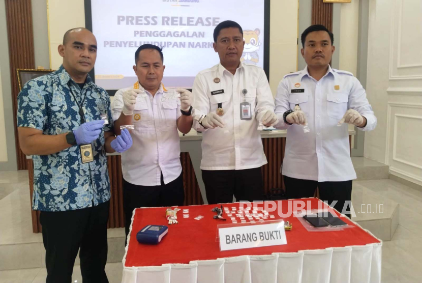 Petugas berhasil mengagalkan penyelundupan belasan gram sabu yang dibawa seorang tahanan usai menjalani sidang di Pengadilan Negeri Bandung ke Rutan Kelas I Kebonwaru Bandung. 