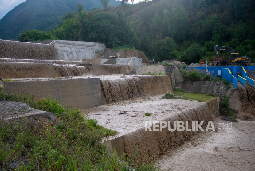 Operator meratakan timbunan dengan alat berat di kawasan wisata Bendungan Misterius di Sigi, Sulawesi Tengah, Kamis (25/5/2023). Kementerian PUPR menilai sumber daya air jadi tantangan global.