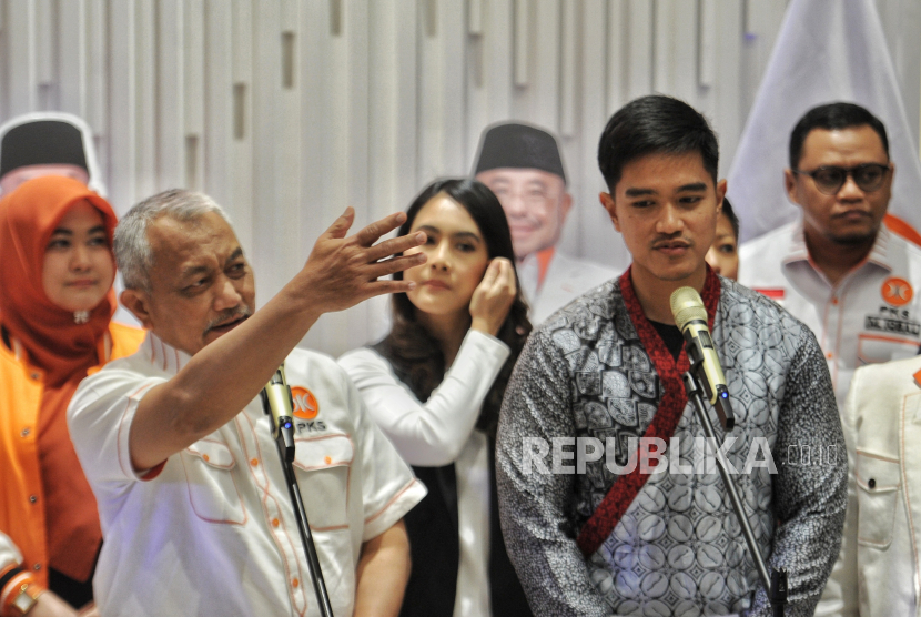 Presiden PKS Ahmad Syaikhu bersama Ketua Umum PSI Kaesang Pangarep menyampaikan keterangan pers di kantor DPP PKS, Jakarta Selatan, Senin (8/7/2024). 