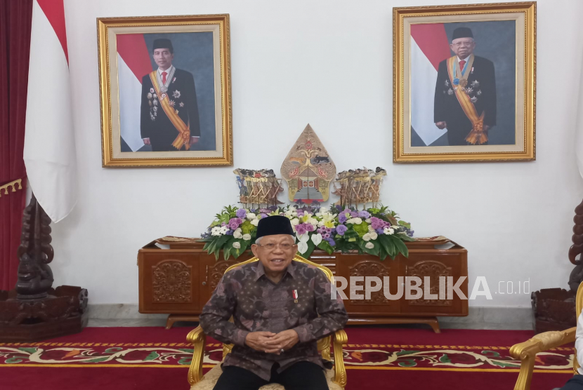 Wakil Presiden KH Ma'ruf Amin saat menyampaikan keterangan persnya di Istana Kepresidenan Yogyakarta, Sabtu (4/2/2023). Ia mengatakan, tidak semua anggaran penanggulangan kemiskinan untuk studi banding dan rapat. 