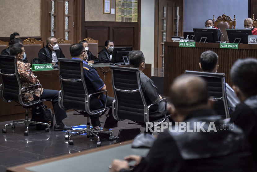 Terdakwa kasus korupsi pengelolaan dana ASABRI Letnan Jenderal TNI (Purn) Sonny Widjaja (kiri), Mayor Jenderal TNI (Purn) Adam Damiri (kedua kiri), Hari Setianto (ketiga kiri) dan Bachtiar Effendi (kanan) mengikuti sidang dengan agenda pembacaan vonis di Pengadilan Tipikor, Jakarta, Selasa (4/1/2022). Dalam persidangan tersebut Majelis Hakim memvonis Dirut PT Asabri periode 2012-2016 Adam Damiri dengan hukuman 20 tahun penjara dan denda Rp800 juta subsider enam bulan kurungan ditambah kewajiban membayar uang pengganti senilai Rp17,972 miliar subsider 5 tahun penjara dan Dirut PT Asabri periode 2016-2020 Sonny Widjaja 20 tahun penjara dan denda Rp750 juta subsider enam bulan kurungan ditambah kewajiban membayar uang pengganti senilai Rp64,5 miliar subsider lima tahun penjara. 