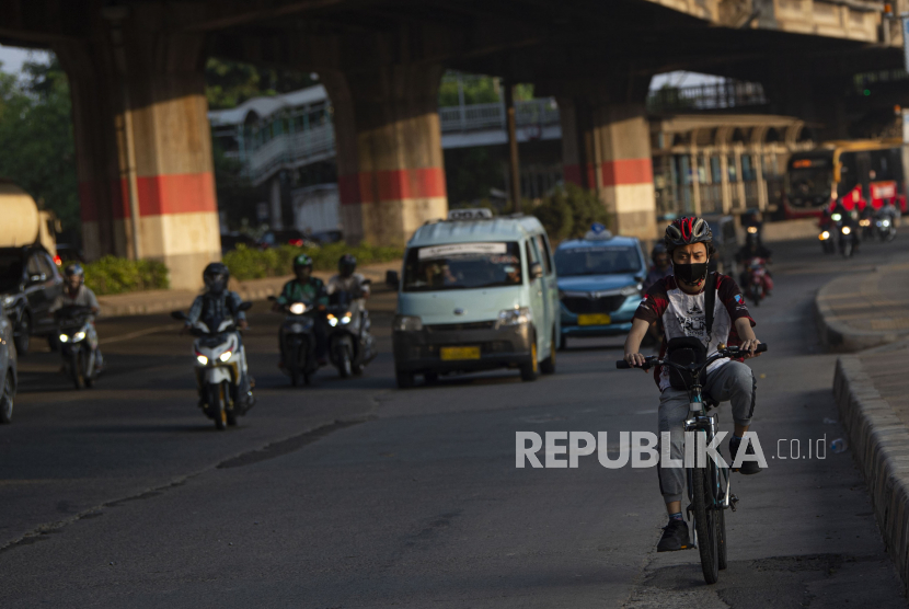 Lalu lintas di Jalan DI Panjaitan, Kecamatan Jatinegara, Jakarta Timur, Senin (31/8/2020).