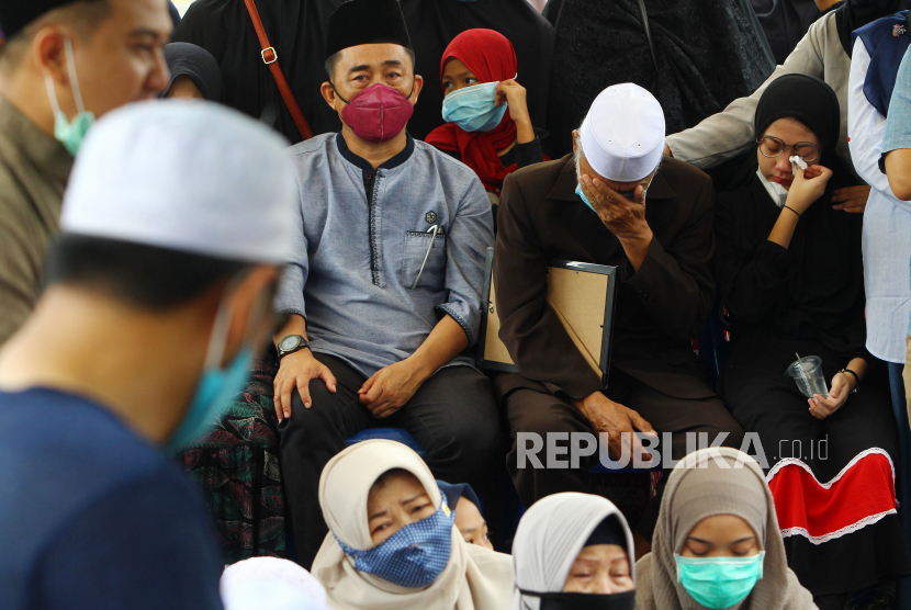 Pemprov Lampung memberikan santunan kepada keluarga korban kecelakaan Sriwijaya Air. Foto, sejumlah anggota keluarga  menangis saat menyaksikan pemakaman jenazah korban kecelakaan pesawat Sriwijaya Air (ilustrasi)