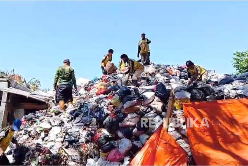 Tumpukan sampah menggunung di TPS Sarimadu, Sarijadi, Kota Bandung, Kamis (14/9/2023). 