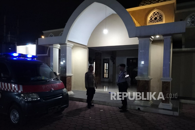 Polisi menyelidiki pencurian uang dalam kotak amal di Masjid Al-Muhajirin, Perumahan Puri Persada Indah, Desa Sindangmulya, Kecamatan Cibarusah, Kabupaten Bekasi, Jawa Barat.