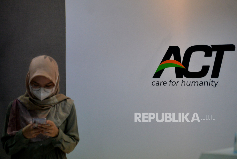 Pegawai beraktivitas di kantor Aksi Cepat Tanggap (ACT), Menara 165, Jakarta. Kemensos sejak Rabu (6/7/2022) mencabut izin penyelenggaraan pemungutan uang dan barang oleh ACT.