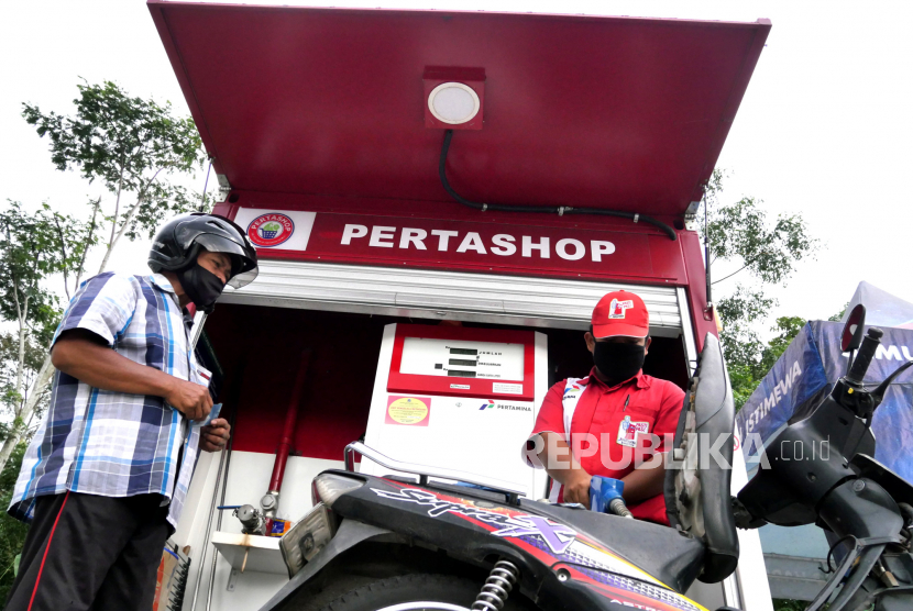 Petugas mengisi BBM Pertamax konsumen di Pertashop (ilustrasi). Universitas Muhammadiyah Purwokerto (UMP) membangun Pertashop di Desa Kalibagor Kecamatan Kalibagor Kabupaten Banyumas, Jawa Tengah.