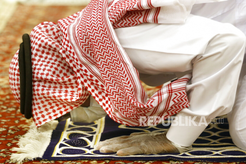 Jamaah Masjid Al Mirabi mengenakan masker untuk menghindari wabah Covid-19, di Jeddah, Arab Saudi, Ahad (31/5). 