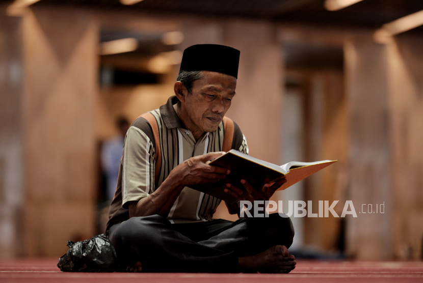 Jamaah membaca Alquran saat menunggu waktu berbuka puasa di Masjid Istiqlal, ,Jakarta, Rabu (5/4/2023). Saat bulan Ramadhan, umat muslim dianjurkan untuk memperbanyak beribadah seperti membaca Alquran, melaksanakan shalat sunnah, dan melakukan sedekah. Masjid Istiqlal menjadi salah satu masjid di Jakarta yang menyediakan beragam program bulan Ramadhan seperti kajian, buka puasa bersama, tarawih, posko pembayaran zakat dan beragam acara keagamaan lainnya yang dapat dimanfaatkan jamaah untuk meningkatkan kualitas ibadah di Bulan Suci Ramadhan.