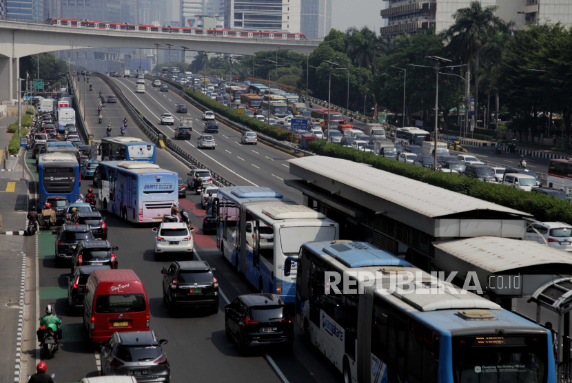 Kendaraan terjebak kemacetan parah di Jalan Gatot Subroto, Jakarta Selatan, Rabu (6/9/2023), akibat rekayasa lalu linta selama KTT ASEAN.