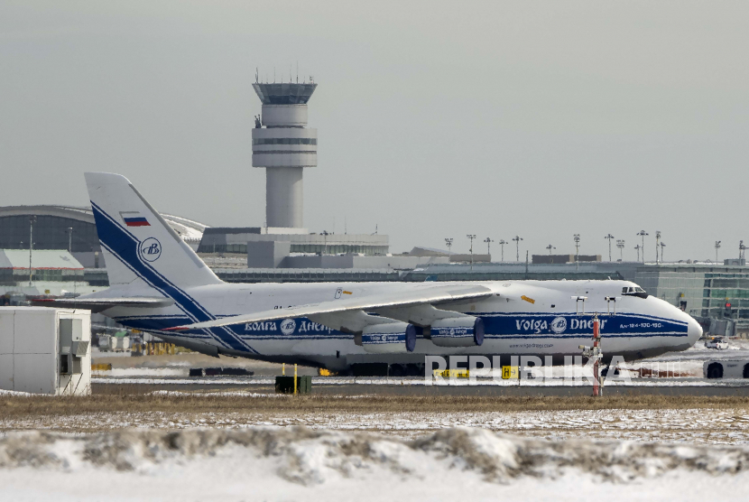 Antonov AN-124 terdaftar Rusia ditarik di Bandara Pearson di Toronto pada Senin, 28 Februari 2022. Wilayah udara Kanada ditutup untuk pesawat terdaftar Rusia.