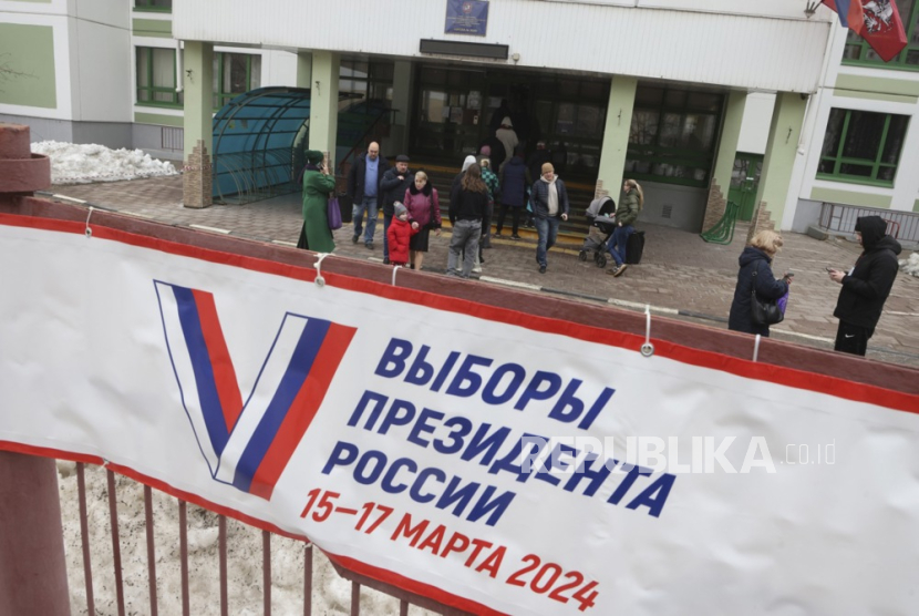 Masyarakat mengantri di luar tempat pemungutan suara selama pemilihan presiden di Moskow, Rusia, Ahad (17/3/2024).