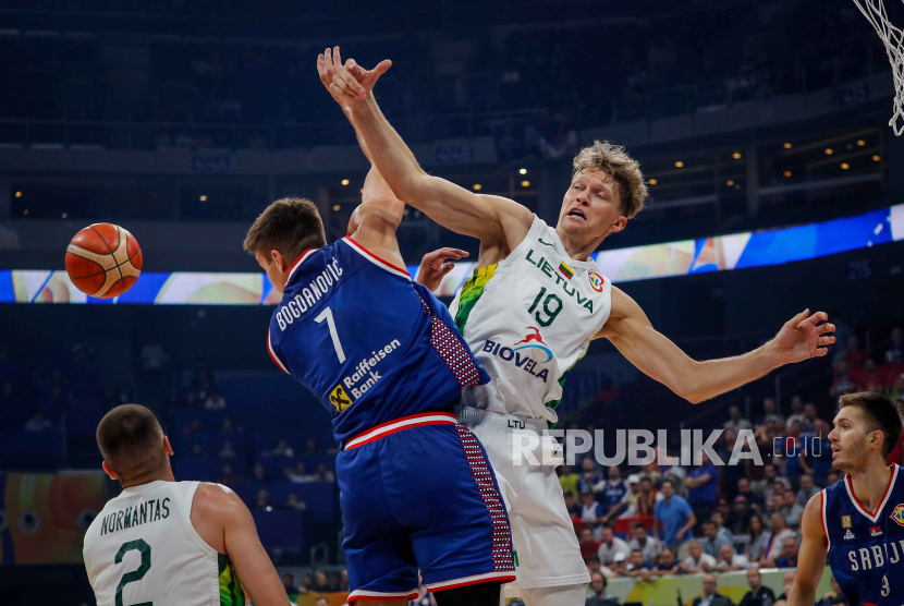 Pemain Serbia Bogdan Bogdanovic (kiri) menghadapi Mindaugas Kuzminskas dari Lithuania di perempat final FIBA World Cup 2023,