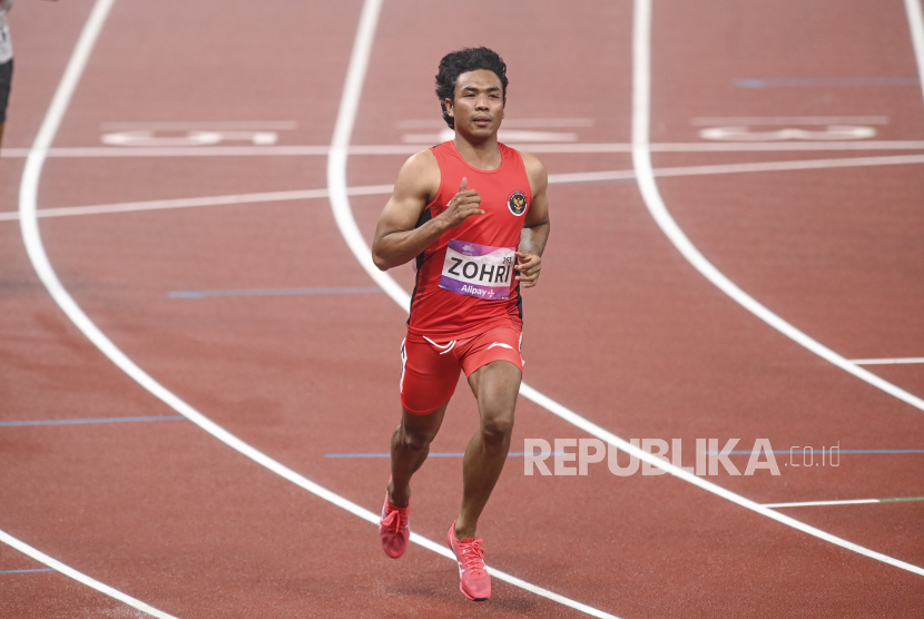 Pelari Indonesia Lalu Muhammad Zohri melewati garis finis pada heat atletik 100 meter putra Asian Games 2022 di Hangzhou Olympic Sports Centre Stadium, Hangzhou, China, Jumat (29/9/2023). Zohri lolos ke semifinal usai mencatatkan waktu 10,22 detik. 