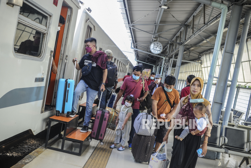 Sejumlah penumpang bersiap menaiki kereta di Stasiun Pasar Senen, Jakarta, Rabu (27/4/2022). Lima hari jelang hari raya Idul Fitri 1433 Hijriah terdapat 17.400 penumpang kereta api melakukan mudik dari Stasiun Pasar Senen. Republika/Putra M. Akbar