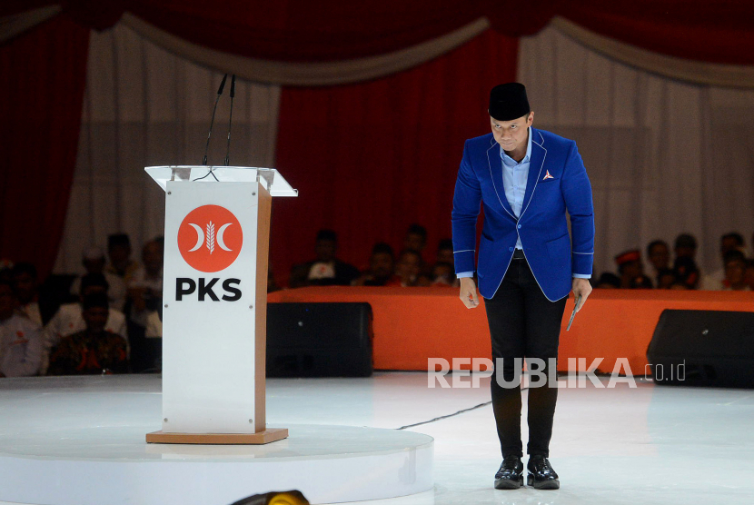 Ketua Umum Partai Demokrat Agus Harimurti Yudhoyono (AHY) usai memberikan sambutan dalam peringatan Milad Ke-21 PKS di Istora Senayan, Jakarta, Sabtu (20/5/2023). Di Milad PKS, Ketum Demokrat AHY Sebut rakyat banyak mengeluhkan permasalahan.