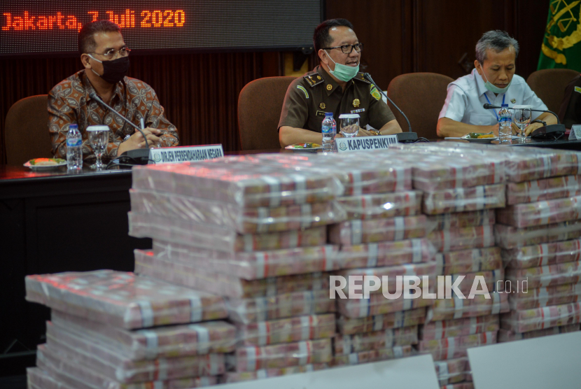 Kepala Pusat Penerangan Hukum (Kapuspenkum) Kejaksaan Agung (Kejagung) Hari Setiyono (tengah) dan Jaksa Agung Muda Pidana Khusus (Jampidsus) Ali Mukartono (kanan), dan Direktur Jenderal Perbendaharaan Kemenkeu Andin Hadiyanto saat konferensi pers terkait barang bukti berupa uang sitaan di kantor Kejagung, Jakarta, Selasa (7/7). Kejagung mengeksekusi kilang LPG PT TLI di Tuban Jawa Timur dan uang senilai Rp 97 miliar hasil korupsi terpidana penjualan kondensat di BP Migas Honggo Wendratno, serta uang sebesar Rp73,9 miliar dalam perkara dugaan tindak pidana korupsi pengelolaan keuangan dan dana investasi pada PT Asuransi Jiwasraya (Persero) tahun 2008-2018.