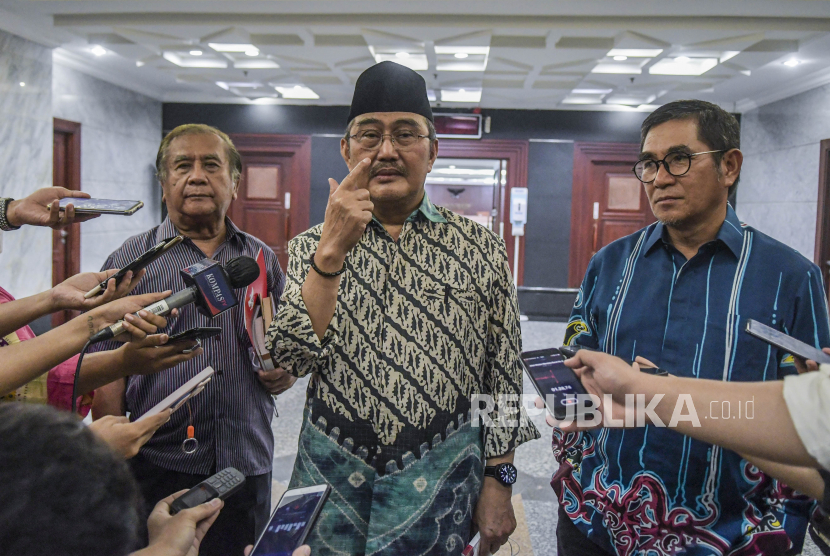 Ketua Hakim Mahkamah Konstitusi (MK) periode 2003-2008 Jimly Asshiddiqie (tengah) bersama Ketua Mahkamah Konstitusi (MK) periode 2013-2015 Hamdan Zoelva (kanan) dan Hakim Konstitusi Indonesia periode 2003–2008 Maruarar Siahaan (kiri) menjawab pertanyaan wartawan usai menggelar pertemuan dengan pejabat lama pimpinan MK di Gedung Mahkamah Konstitusi, Jakarta, Sabtu (1/10/2022). Pertemuan tersebut membahas pencopotan Hakim Mahkamah Konstitusi pilihan DPR Aswanto dan diganti dengan Sekertaris Jenderal Mahkamah Konstitusi (Sekjen MK) Guntur Hamzah.