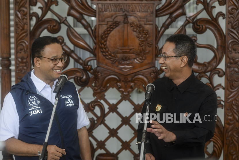 Gubernur DKI Jakarta Anies Baswedan (kiri) bersama Kepala Sekretariat Presiden yang juga Pj Gubernur DKI Jakarta terpilih Heru Budi Hartono memberikan keterangan pers usai melakukan pertemuan di Balai Kota Jakarta, Rabu (12/10/2022). Heru Budi Hartono mendatangi Balai Kota Jakarta untuk bersilaturahim sekaligus berdiskusi seputar isu Kota Jakarta dengan Anies Baswedan. Republika/Putra M. Akbar