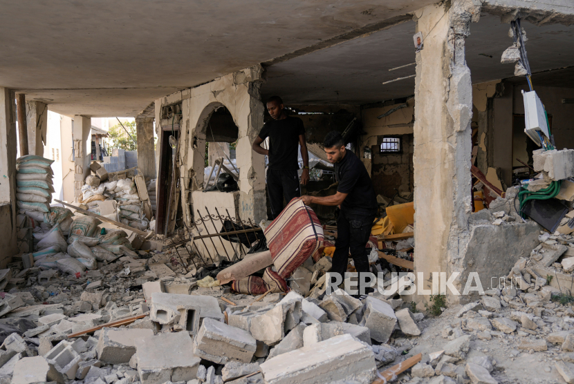 Warga Palestina memeriksa rumah yang rusak di kamp pengungsi Jenin di Tepi Barat, Rabu,(5/7/2023).