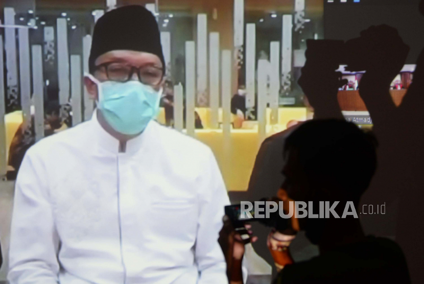 Imam Nahrawi ketika mengikuti sidang putusan yang disiarkan secara live streaming di gedung KPK, Jakarta.