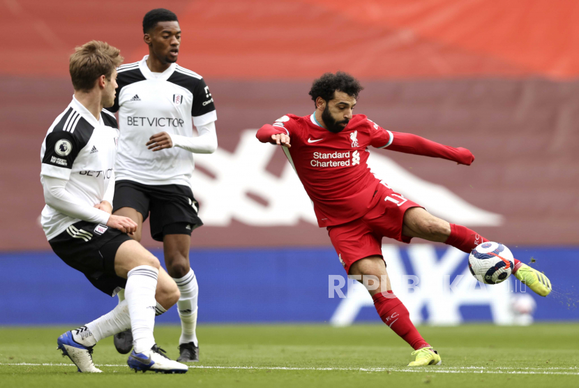Mohamed Salah (R) of Liverpool takes a shot during the English Premier League soccer match between Liverpool FC and Fulham FC in Liverpool, Britain, 07 March 2021.  