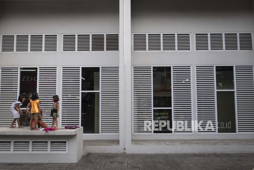 Sejumlah anak bermain di halaman Rumah Susun Sederhana Sewa (Rusunawa) Pasar Rumput, Jakarta, Senin (4/5/2020). Pemerintah Provinsi DKI Jakarta berencana membebaskan uang retribusi atau tarif Rusunawa di tengah pandemi COVID-19 karena banyaknya penghuni rusun yang tidak mampu membayar sewa