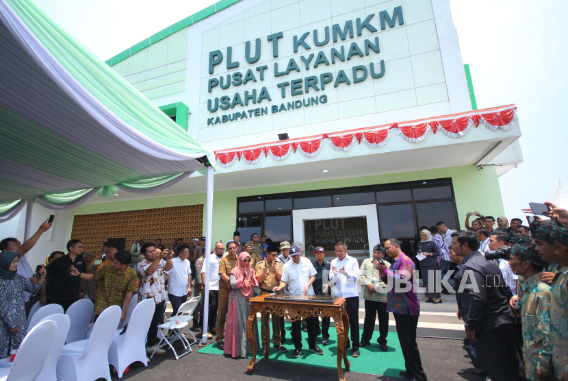 Menkop UKM Teten Masduki meresmikan Gedung PLUT di Soreang, Kabupaten Bandung, Jawa Barat, Senin (23/10/2023).