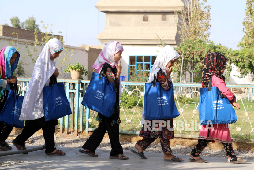 Gadis-gadis Afghanistan berjalan ke sekolah mereka di Kandahar, Afghanistan, 18 September 2022. Pejabat PBB Peringatkan Komflik dan Kemiskinan Lebih Parah di Afghanistan