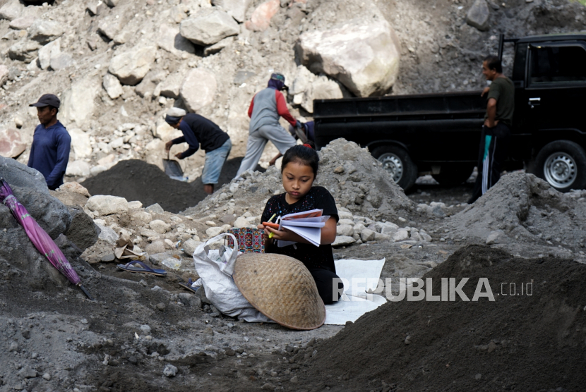 Manda (10) belajar secara daring di area penambangan pasir Lereng Gunung Merapi, Cangkringan, Sleman, D.I Yogyakarta, Senin (9/11/2020). Pelajar kelas V sekolah dasar tersebut memilih belajar secara daring di area penambangan pasir agar tetap mendapatkan perhatian maupun pengawasan dari orang tuanya yang berprofesi sebagai penambang pasir di kawasan itu. 