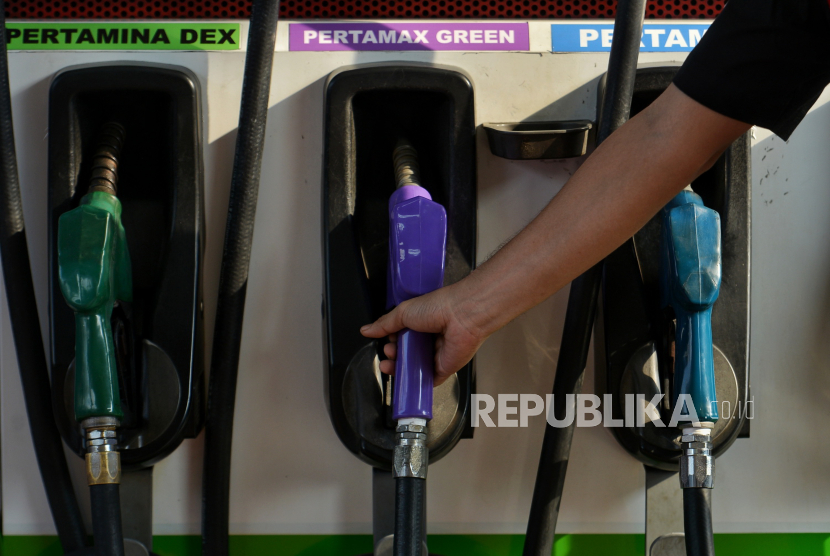Petugas melayani pengendara saat mengisi bahan bakar minyak (BBM) jenis pertamax green di SPBU di kawasan Jalan Pemuda, Rawamangun, Jakarta Timur, Senin (13/5/2024). 