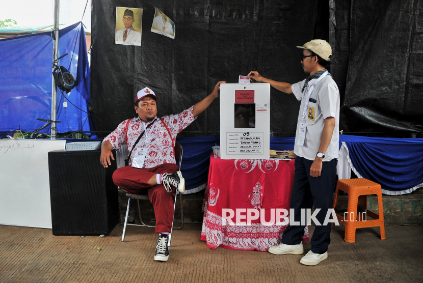 Petugas Kelompok Penyelenggara Pemungutan Suara (KPPS) mengenakan seragam sekolah saat menggunakan hak pilihnya pada Pilkada serentak 2024 di TPS 005, Petanburan, Tanah Abang, Jakarta Pusat, Rabu (27/11/2024). Sebanyak 8,2 juta pemilih yang telah ditetapkan sebagai daftar pemilih tetap (DPT) Pilkada Jakarta 2024 menggunakan hak pilihnya di 14.835 tempat pemungutan suara (TPS) untuk memilih ketiga pasangan calon Gubernur dan Wakil Gubernur DKI Jakarta nomor urut satu Ridwan Kamil-Suswono, nomor urut dua Dharma Pongrekun-Kun Wardana dan nomor urut tiga Pramono Anung-Rano Karno.