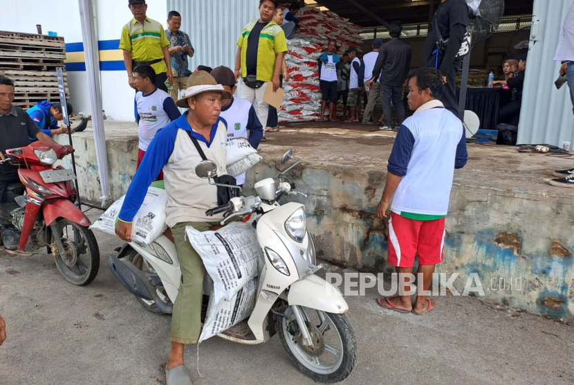 Para petani di Kabupaten Indramayu menyerbu Gebyar Diskon Pupuk yang diadakan oleh Pupuk Indonesia, di Gudang Pupuk Jatibarang, Kabupaten Indramayu, Rabu (7/2/2024). 