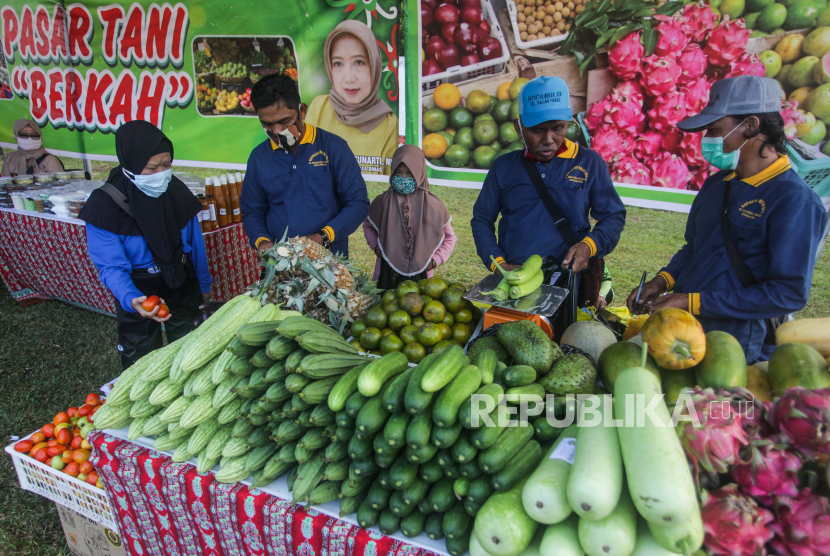 Warga berbelanja sayur mayur pada gelaran Pasar Tani Berkah di halaman kantor Dinas Tanaman Pangan, Hortikultura dan Perkebunan (TPHP) Palangkaraya, Kalimantan Tengah, (ilustrasi).