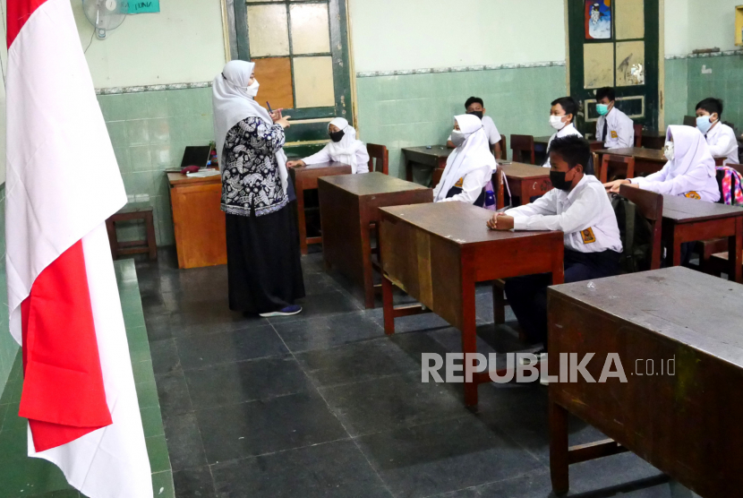Siswa mengikuti uji coba pertemuan tatap muka (PTM) di SMPN 2 Yogyakarta.