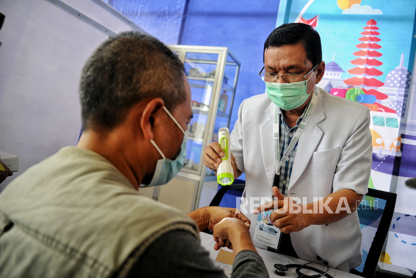 Pemudik memeriksa kesehatannya di posko mudik di Terminal Pulogebang, Jakarta Timur, Selasa (26/4/2022). 