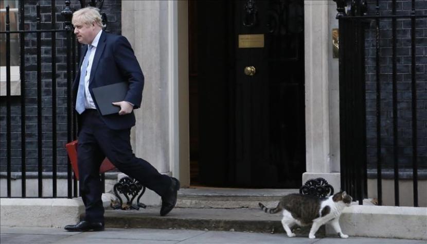 Boris Johnson mundur akibat tekanan setelah lebih dari 50 orang mundur dari pemerintahannya dalam 48 jam terakhir.