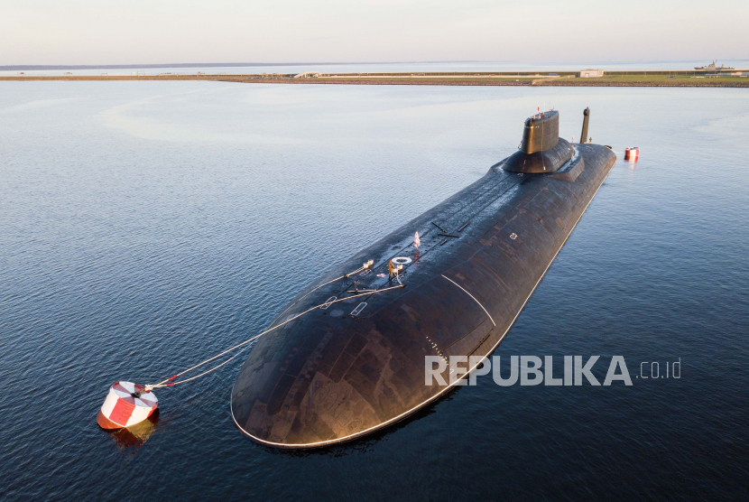  FILE - Kapal selam nuklir Rusia Dmitry Donskoy ditambatkan di dekat Kronstadt, kota pelabuhan 30 km (19 mil) barat St. Petersburg, Rusia pada Sabtu, 29 Juli 2017. 