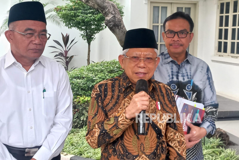 Wakil Presiden KH Maruf Amin usai memimpin rapat terbatas tingkat menteri di Istana Wakil Presiden, Jakarta, Kamis (25/5/2023). 