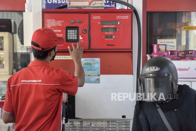 Petugas mengisi bahan bakar minyak (BBM) kendaraan di SPBU Pertamina Riau, Jalan LLRE Martadinata, Kota Bandung, Jawa Barat, Jumat (1/9/2023). 