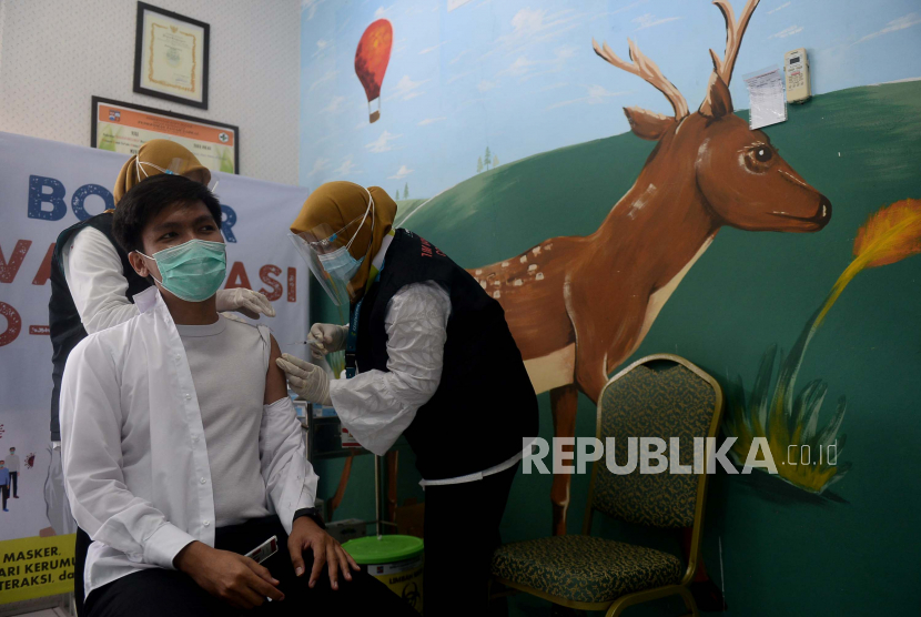 Petugas menyuntikan vaksin COVID-19 ke seorang tenaga kesehatan di Puskesmas Tanah Sareal, Bogor, Jawa Barat, Kamis (28/1).Sejumlah para tenaga kesehatan menjalani suntik vaksinasi Covid-19 tahap kedua yang mulai dilaksanakan pada pada hari ini Kamis (28/1).Prayogi/Republika