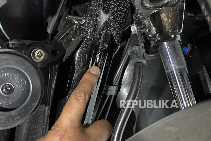 Teknisi menunjukkan bercak kuning yang terlihat pada rangka eSAF motor Honda di AHM SRTC Deltamas, Cikarang, Kabupaten Bekasi, Jawa Barat, Rabu (23/8/2023). 