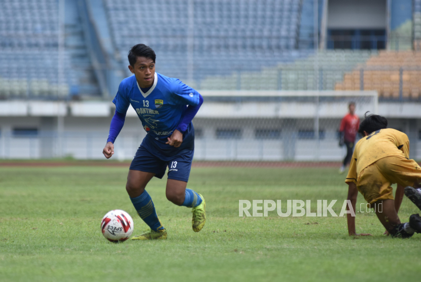 Febri Hariyadi mengontrol bola pada laga latihan antara Persib Bandung dan Tim Porda Kota Bandung di Gelora Bandung Lautan Api, Bandung, Sabtu (20/3).