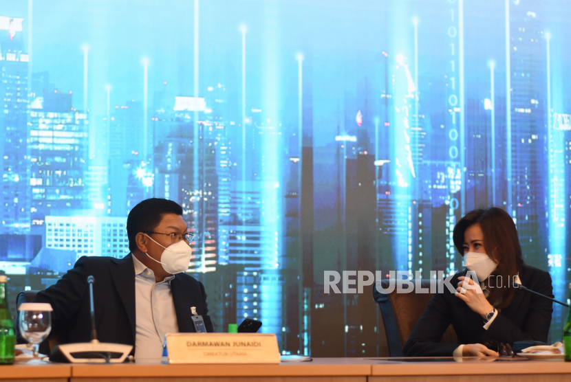 Direktur Utama Bank Mandiri Darmawan Junaidi (kiri) berbincang dengan Wakil Direktur Utama Alexandra Askandar (kanan) saat paparan kinerja kuartal IV/2021 PT Bank Mandiri (Persero) Tbk. (BMRI) di Jakarta, Kamis (27/1/2022). Bank Mandiri berhasil mencatatkan laba bersih perseroan tumbuh sebesar 66,8% YoY menjadi Rp 28,03 triliun di akhir 2021 yang dikontribusi oleh kenaikan pendapatan bunga bersih sebesar 16,86% menjadi Rp 73,06 triliun dan pendapatan non bunga 9,01% menjadi Rp 32,27 triliun. 