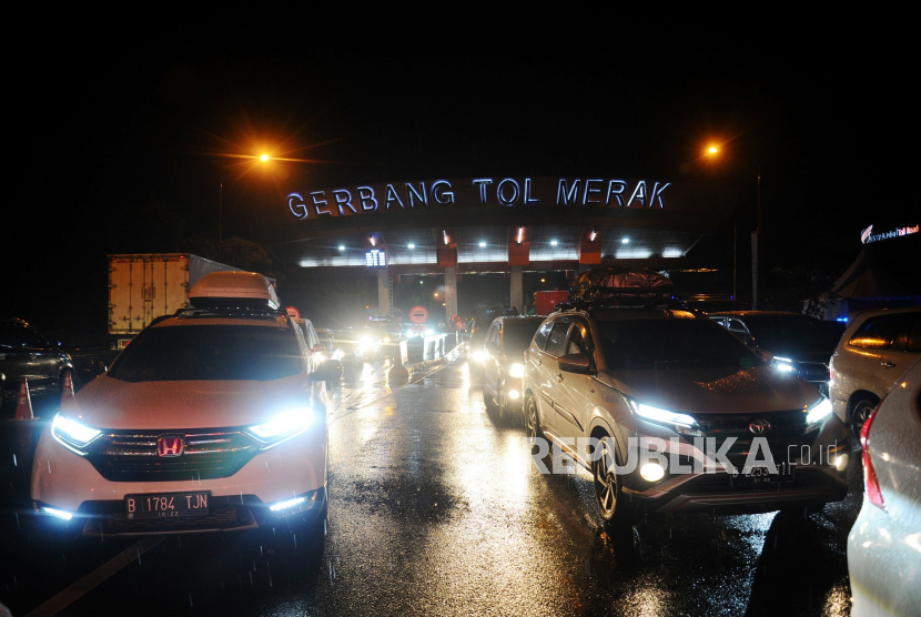 Kendaraan pemudik terjebak kemacetan di Gerbang Tol Merak, di Merak, Banten, Kamis (28/4/2022). Kemenhub siapkan tiga rute Jakarta-Merak.