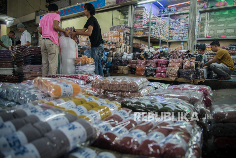 Pekerja beraktivitas di gudang hijab Pasar Tanah Abang, Jakarta, Kamis (26/11). Menurut pedagang hijab jenis pashmina mengalami peningkatan permintaan dan digemari kalangan muslimah dengan harga jual Rp20 ribu. Republika/Thoudy Badai