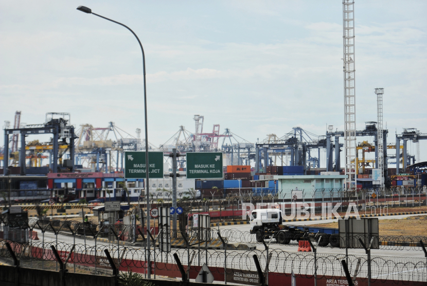 Suasana bongkar muat peti kemas di Pelabuhan Jakarta International Container Terminal (JICT), Tanjung Priok, Jakarta Utara, Selasa (10/9/2024).