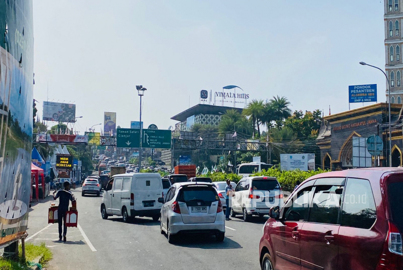Arus lalu lintas kendaraan saat penerapan one way di jalur Puncak, Kabupaten Bogor, Jawa Barat, Ahad (30/4/2023). 