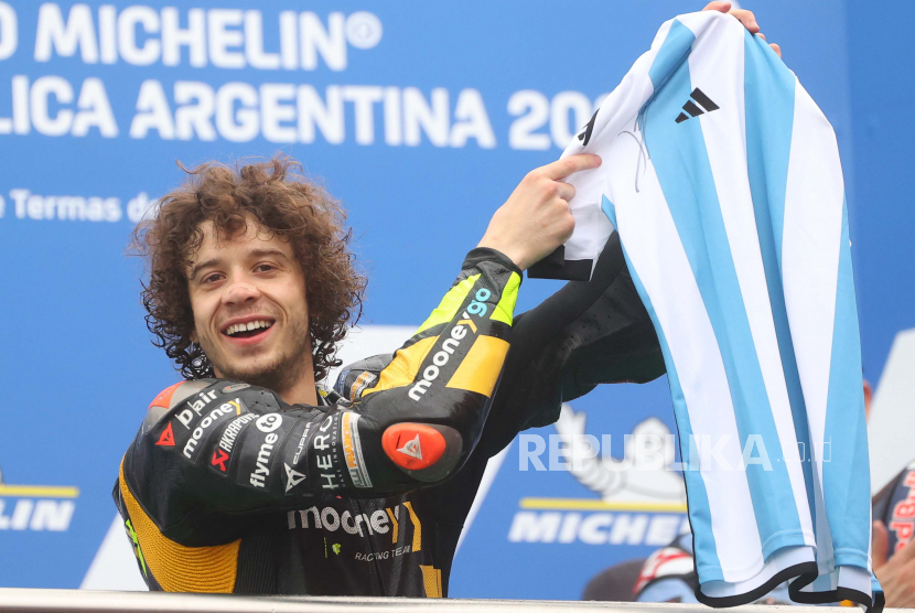  Pembalap Italia Marco Bezzecchi dari Mooney VR46 Racing merayakan podium setelah memenangkan balapan MotoGP di Grand Prix Sepeda Motor Argentina di Termas de Rio Hondo, Argentina, Ahad (2/4/2023)