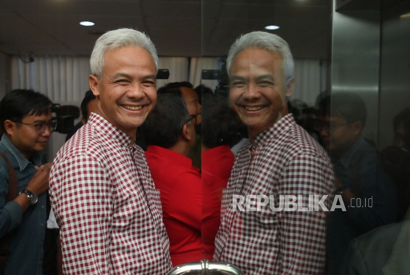 Bacapres Ganjar Pranowo berjalan meninggalkan ruangan usai mengikuti pertemuan partai-partai politik pengusungnya di Jakarta.